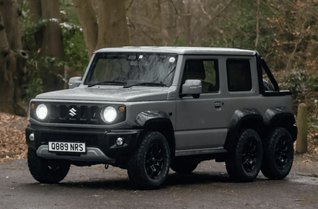 Le Jimny s’agrandit avec un ajout spectaculaire de deux roues supplémentaires !