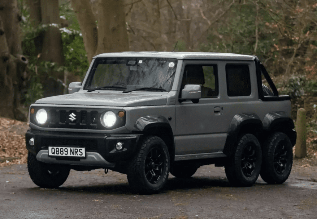 Le Jimny s’agrandit avec un ajout spectaculaire de deux roues supplémentaires ! Le Jimny s’agrandit avec un ajout spectaculaire de deux roues supplémentaires !